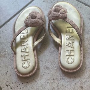 Chanel flip flops  💕